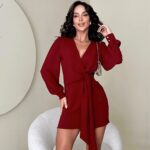 Vestido Feminino Curto com Gola V e Amarração na Frente em Tecido Duna Vermelho