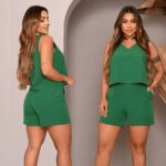 Conjunto alfaiataria feminino verde com blusa e short curto, estilo moda blogueira frente e verso