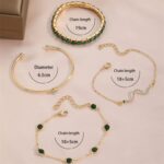 Pulseiras Concept Áurea combinadas com acessórios dourados em uma composição estilosa.