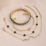 etalhes das pulseiras Concept Áurea com pedras verdes e strass brilhante.