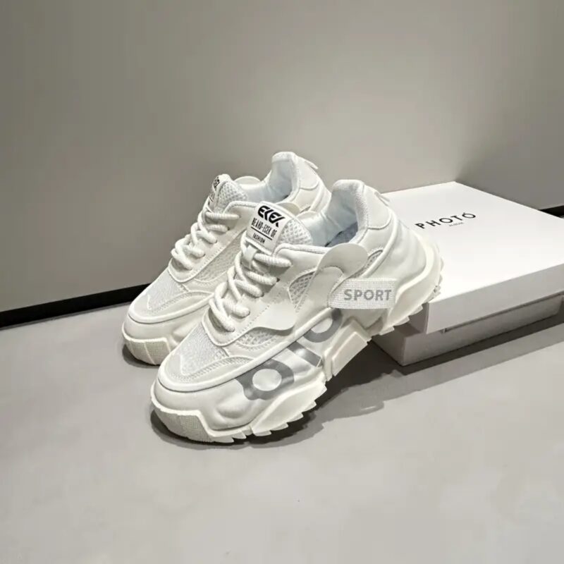 Sapatos de pai brancos elegantes com gráfico “SPORT” e sola grossa – Concept Áurea