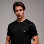Camiseta lisa masculina preta em meia malha penteada básica da Concept Áurea