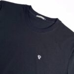 Camiseta lisa masculina preta em meia malha penteada básica da Concept Áurea