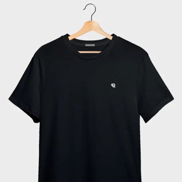 Camiseta lisa masculina preta em meia malha penteada básica da Concept Áurea