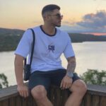 Homem avaliando camiseta na Concept Áurea