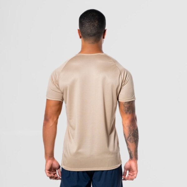 Modelo Apresentando Camiseta Dry Fit Lineup Athenas