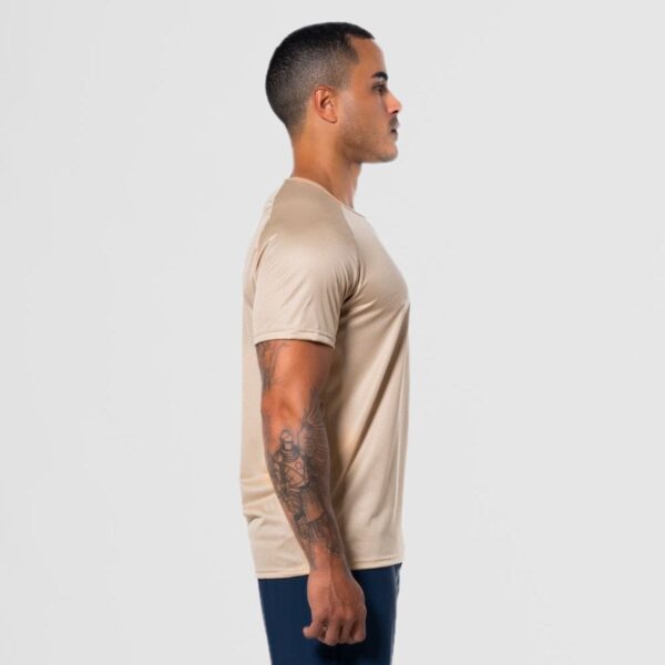 Modelo Apresentando Camiseta Dry Fit Lineup Athenas