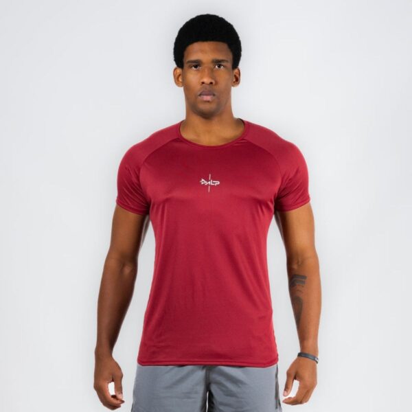 Modelo Apresentando Camiseta Dry Fit Lineup Vermelha