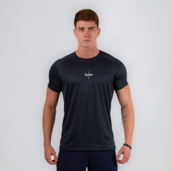 Modelo Apresentando Camiseta Dry Fit Lineup Preta