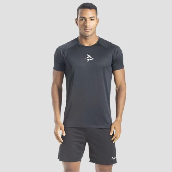 Modelo Apresentando Camiseta Dry Fit Middle Lupus Preta