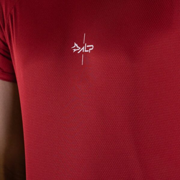 Modelo Apresentando Camiseta Dry Fit Lineup Vermelha