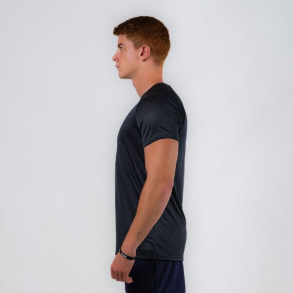 Modelo Apresentando Camiseta Dry Fit Lineup Preta