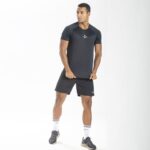 Modelo Apresentando Camiseta Dry Fit Middle Lupus Preta