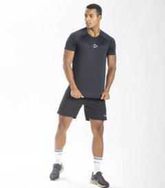 Modelo Apresentando Camiseta Dry Fit Middle Lupus Preta