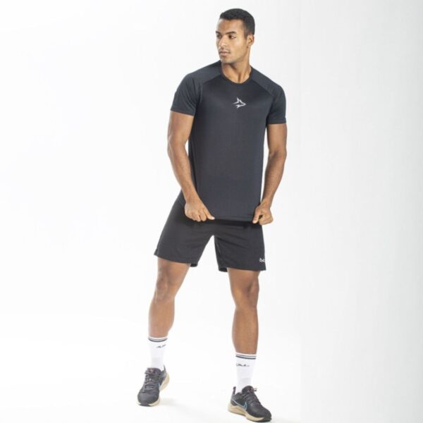 Modelo Apresentando Camiseta Dry Fit Middle Lupus Preta