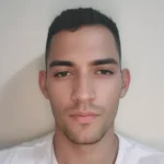 Homem avaliando camiseta na Concept Áurea