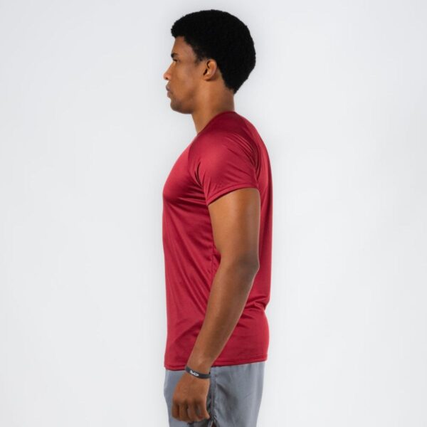 Modelo Apresentando Camiseta Dry Fit Lineup Vermelha