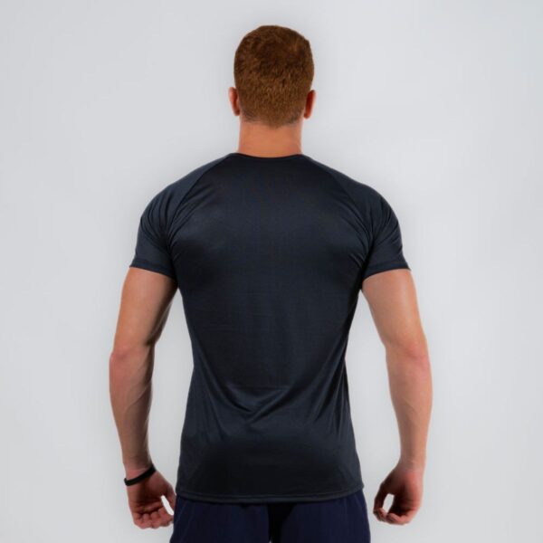 Modelo Apresentando Camiseta Dry Fit Lineup Preta