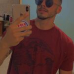 Homem avaliando camiseta na Concept Áurea