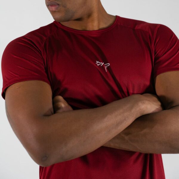 Modelo Apresentando Camiseta Dry Fit Lineup Vermelha