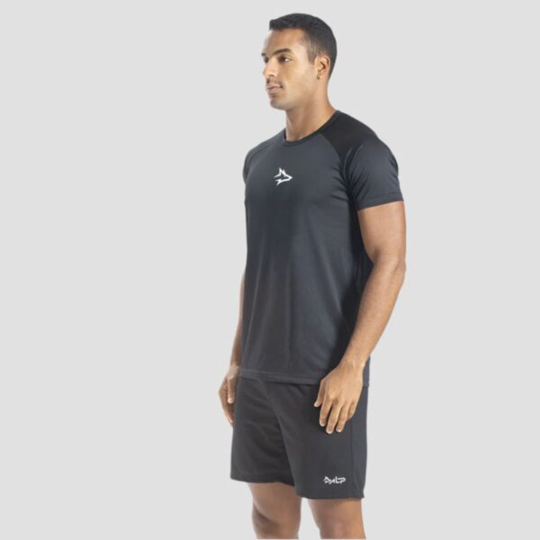 Modelo Apresentando Camiseta Dry Fit Middle Lupus Preta