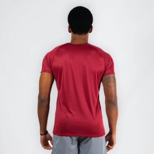 Modelo Apresentando Camiseta Dry Fit Lineup Vermelha