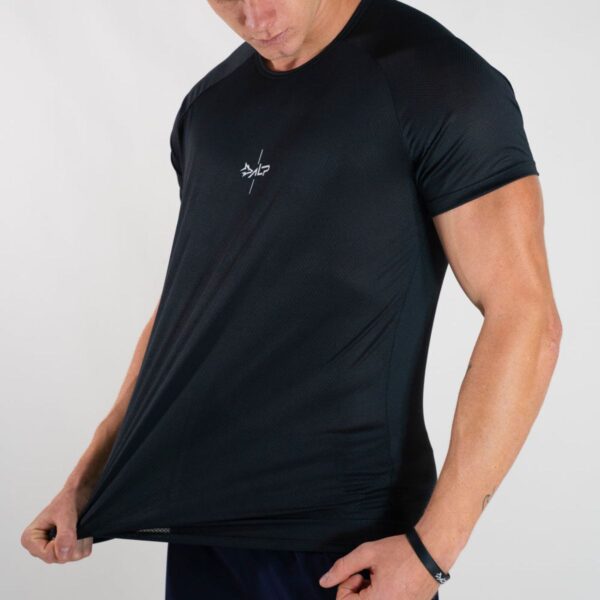 Modelo Apresentando Camiseta Dry Fit Lineup Preta