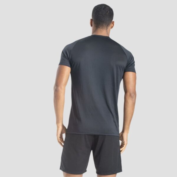 Modelo Apresentando Camiseta Dry Fit Middle Lupus Preta