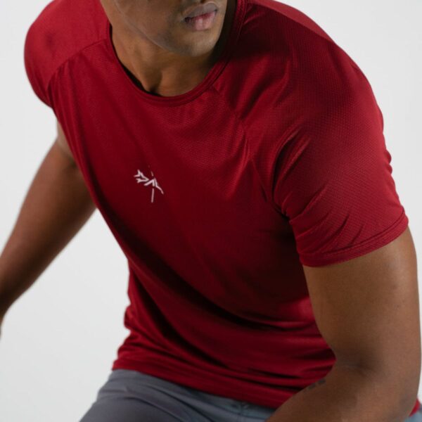 Modelo Apresentando Camiseta Dry Fit Lineup Vermelha