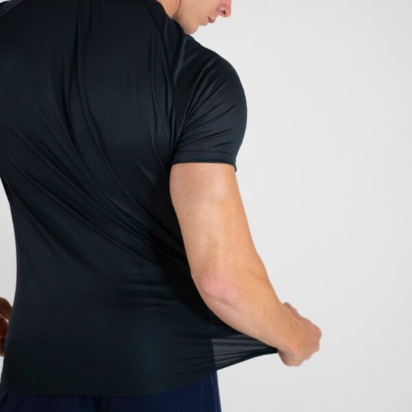 Modelo Apresentando Camiseta Dry Fit Lineup Preta