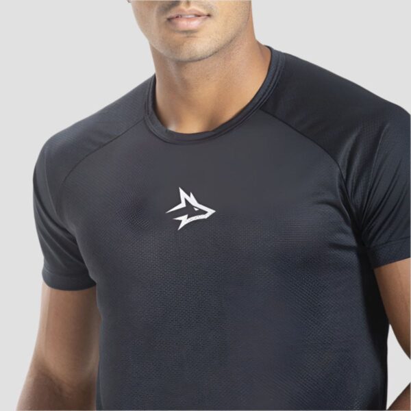Modelo Apresentando Camiseta Dry Fit Middle Lupus Preta