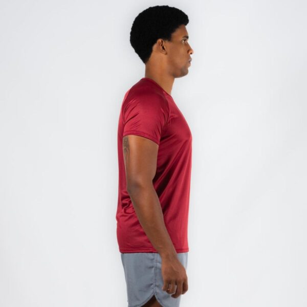 Modelo Apresentando Camiseta Dry Fit Lineup Vermelha