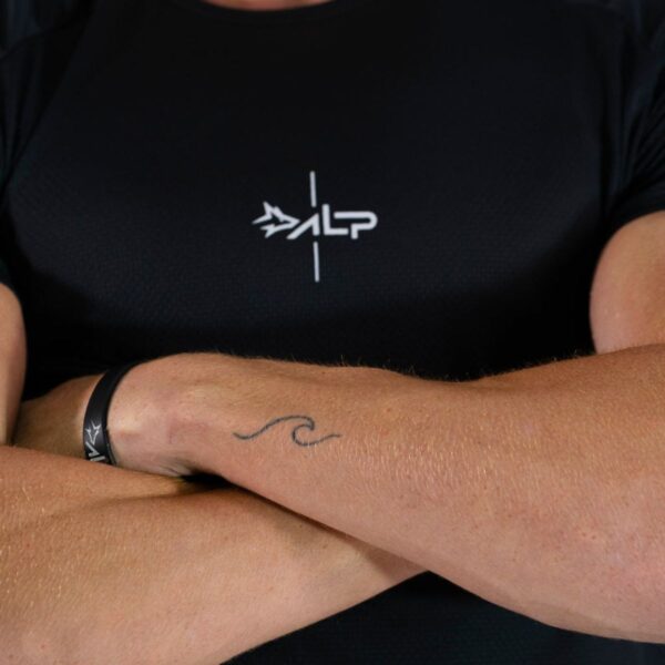 Modelo Apresentando Camiseta Dry Fit Lineup Preta