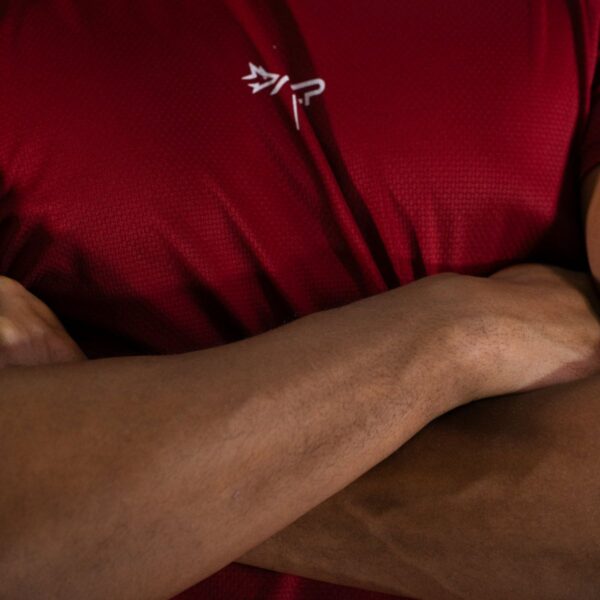 Modelo Apresentando Camiseta Dry Fit Lineup Vermelha