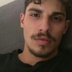 Homem avaliando camiseta na Concept Áurea