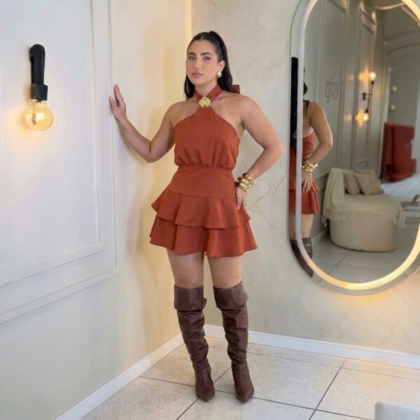 Mulher Vestindo Vestido Feminino Alfaiataria Marrom