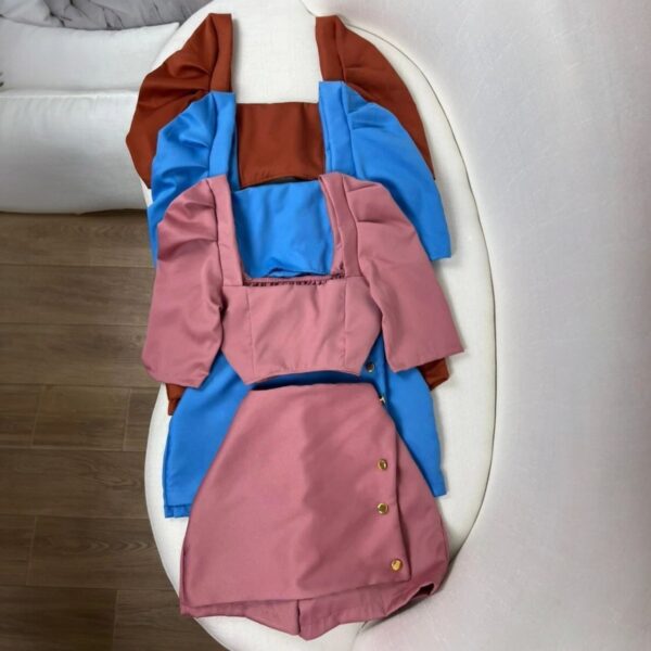 Imagem Mulher Vestindo Conjunto Feminino Alfaiataria Azul