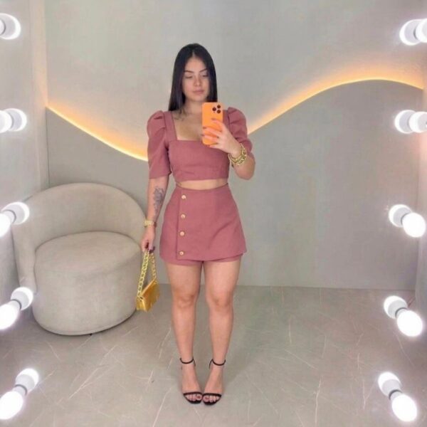 Imagem Mulher Vestindo Conjunto Feminino Alfaiataria Azul