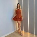 Mulher Vestindo Vestido Feminino Alfaiataria Marrom