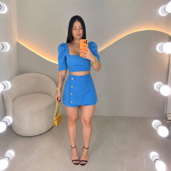 Mulher Vestindo Conjunto Feminino Alfaiataria Azul