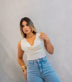 Modelo Usando Blusa Feminina Com Forro Off-white Concept Áurea