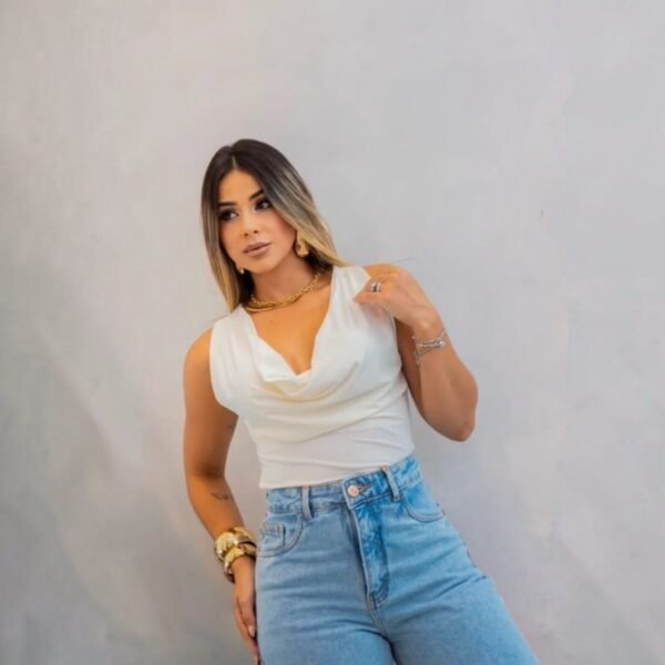 Modelo Usando Blusa Feminina Com Forro Off-white Concept Áurea